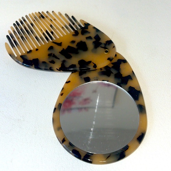 NWT- “The Paper source “claw and teardrop mirror comb duo. - Picture 7 of 7